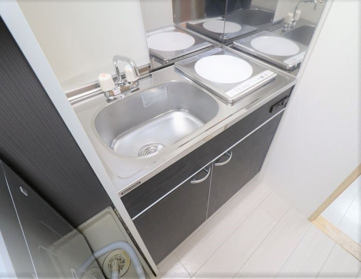 ハイツフレンドもてぎ 爽やかアクセントの壁紙が居室を彩ります ワイドバルコニー付307のキッチン