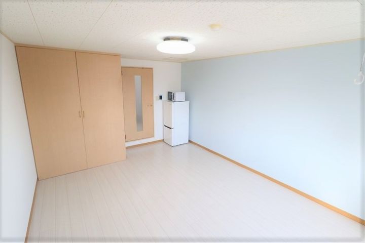 ハイツフレンドもてぎ 爽やかアクセントの壁紙が居室を彩ります ワイドバルコニー付307の居間