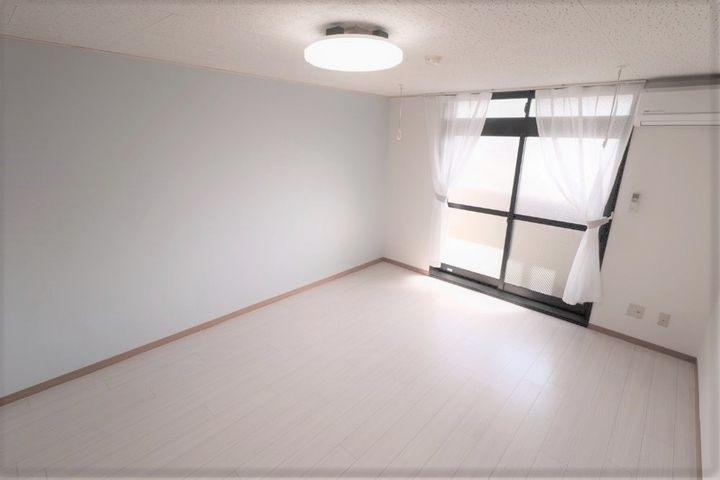 ハイツフレンドもてぎ 爽やかアクセントの壁紙が居室を彩ります ワイドバルコニー付307の居間