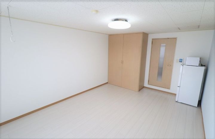 ハイツフレンドもてぎ 爽やかアクセントの壁紙が居室を彩ります ワイドバルコニー付307の居間