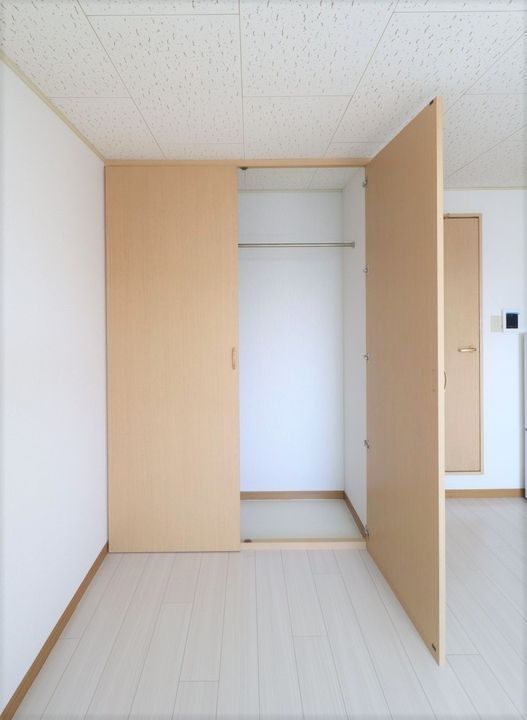 ハイツフレンドもてぎ 爽やかアクセントの壁紙が居室を彩ります ワイドバルコニー付307の居間