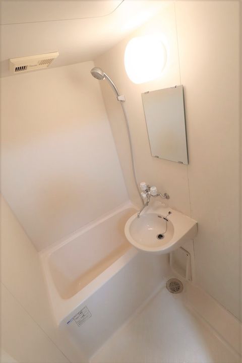 ハイツフレンドもてぎ 爽やかアクセントの壁紙が居室を彩ります ワイドバルコニー付307の風呂