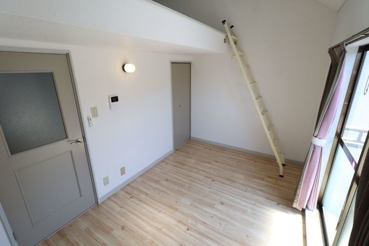 プレステージⅡ 2帖のロフト付 家電付のお部屋 ご入居期間中修理・交換無料2Dの居間