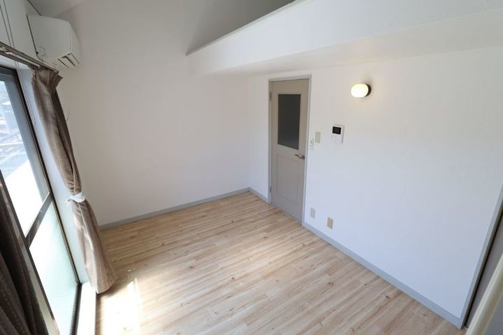 プレステージⅡ 2帖のロフト付 家電付のお部屋 ご入居期間中修理・交換無料2Dの居間