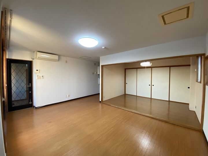 キャトルセゾン通町ビル401の居間