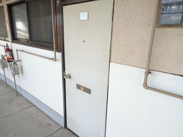 花園荘202の玄関