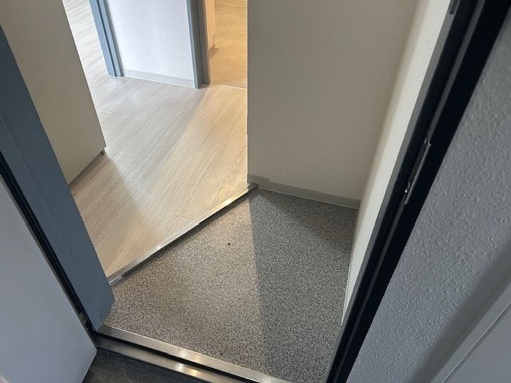ハイツカマダの玄関