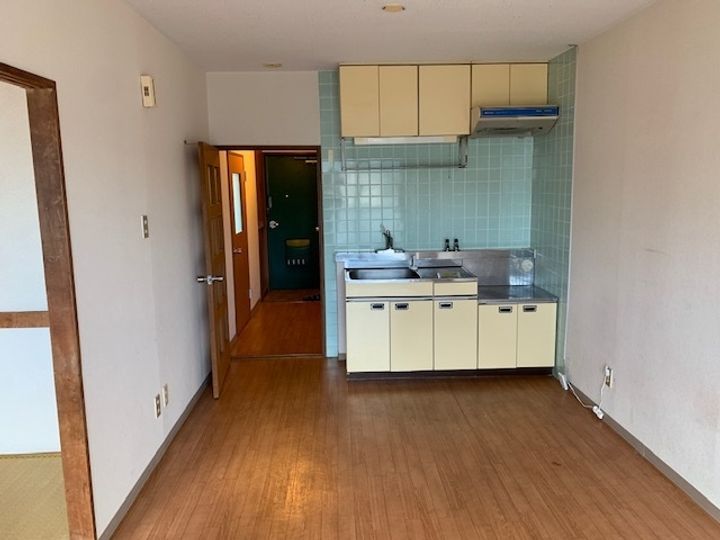 興伸ビル302の居間