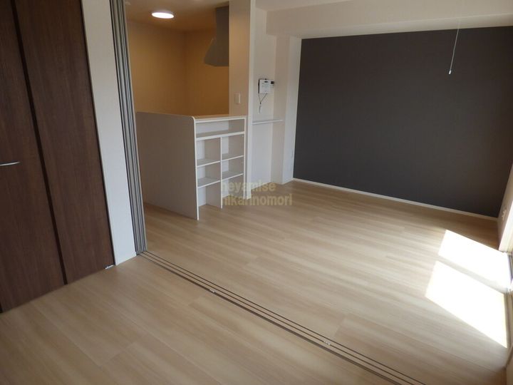 セキュレア須屋 H棟102の居間