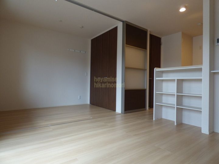 セキュレア須屋 H棟102の居間