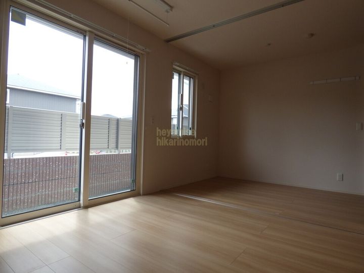 セキュレア須屋 H棟102の居間