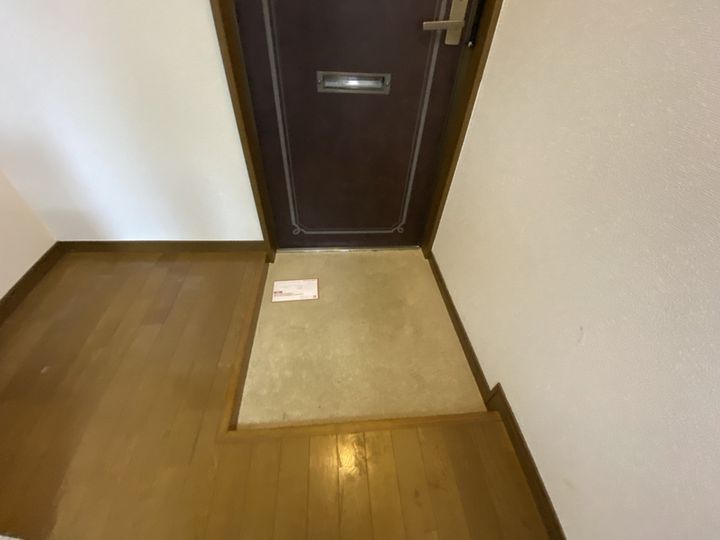 岡本ビル南棟Cの玄関