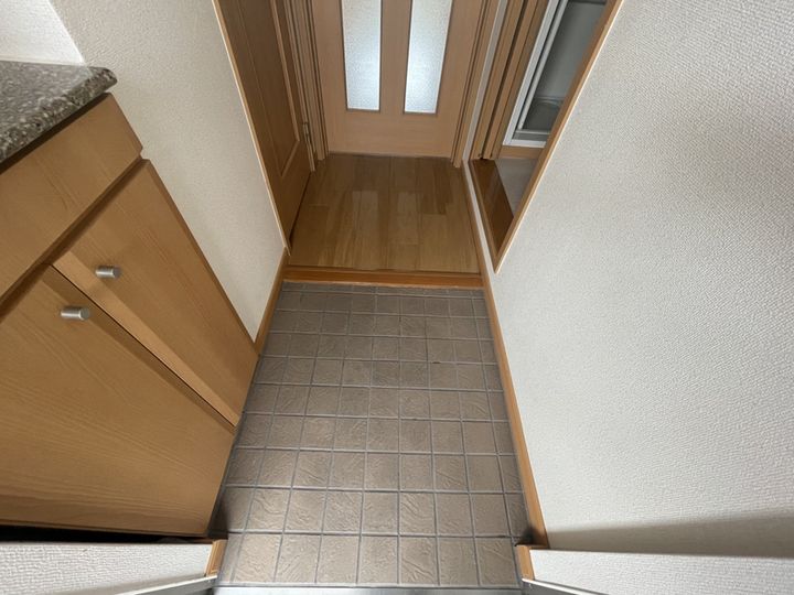 スカイルーム南条の玄関