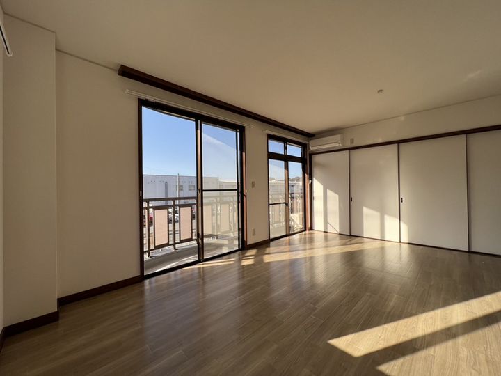 土山第三ビルの居間