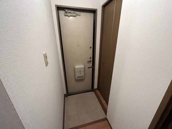 ウィンディーヒルズB棟の玄関
