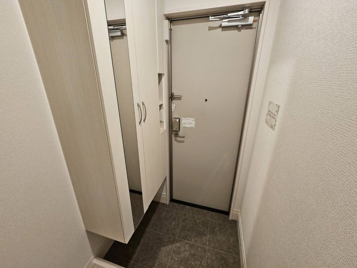 メゾン ポルテ・ボヌール尾上の玄関