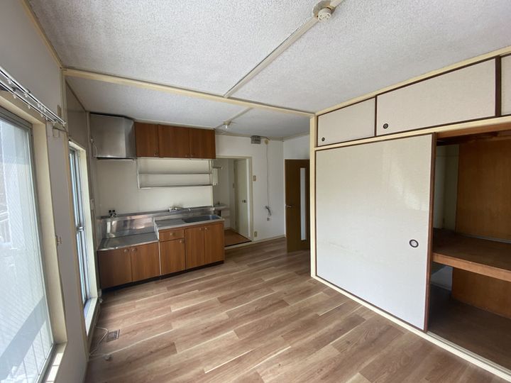 銀の馬車道 壱番館A-10の居間