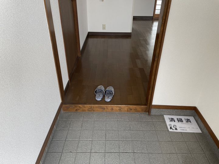 プレジデントふくなが202の玄関