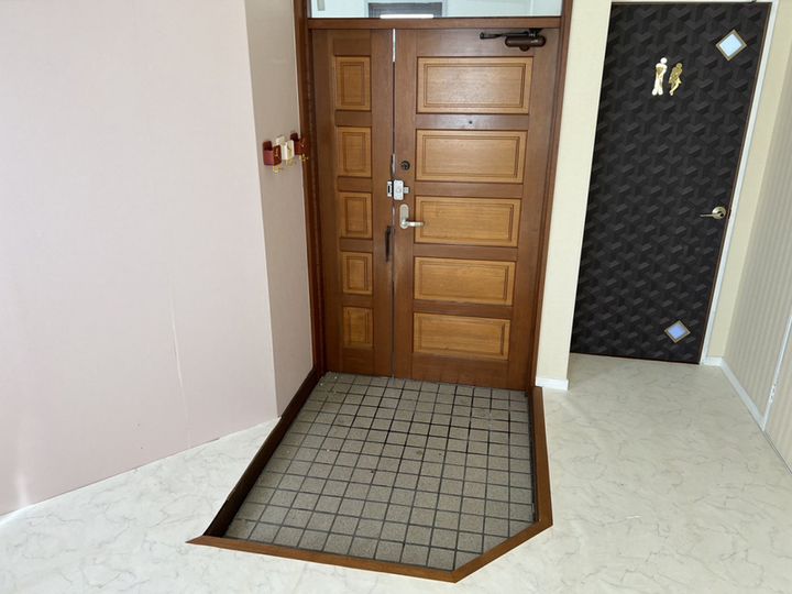三住ビル3Fの玄関
