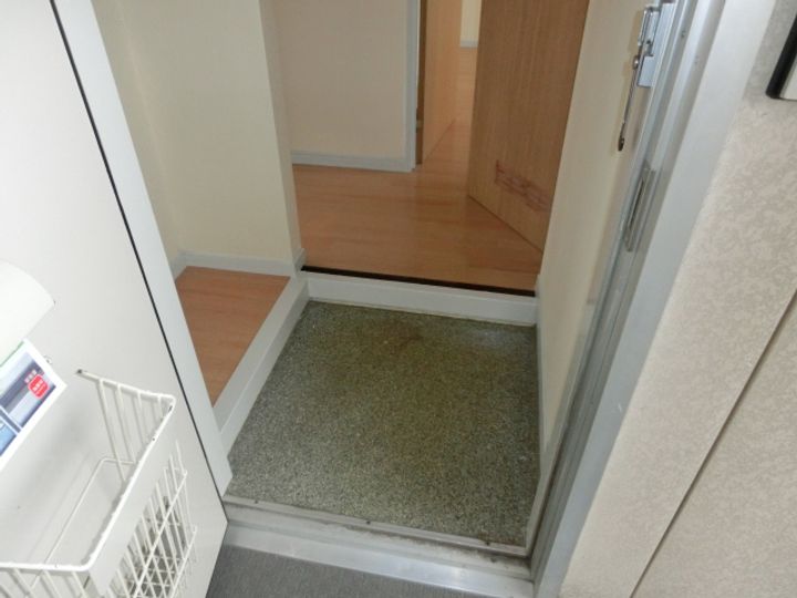 ファミリーハイツの玄関