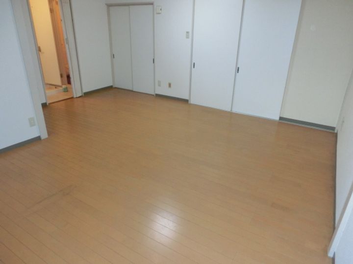 津田ビル203の居間