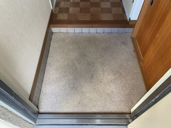 寿ハイツの玄関