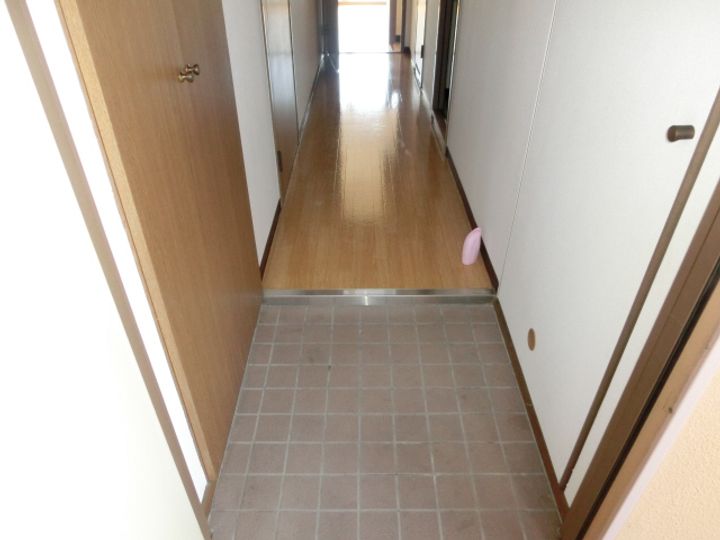 ファルネーゼ鵤102の玄関