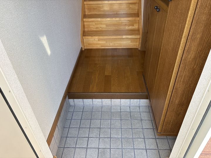 リバティさつきAの玄関
