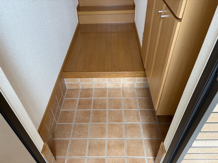 マン ウンド フラウ Bの玄関