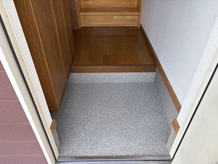 フォレストK Aの玄関