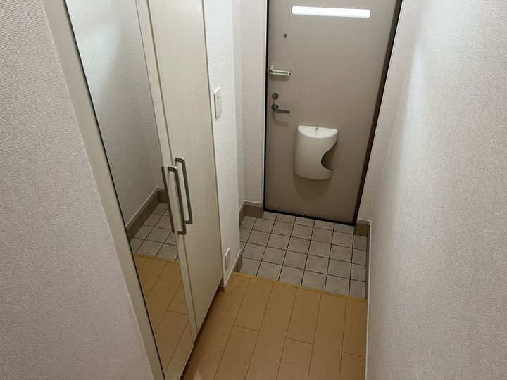 ホワイトローズの玄関