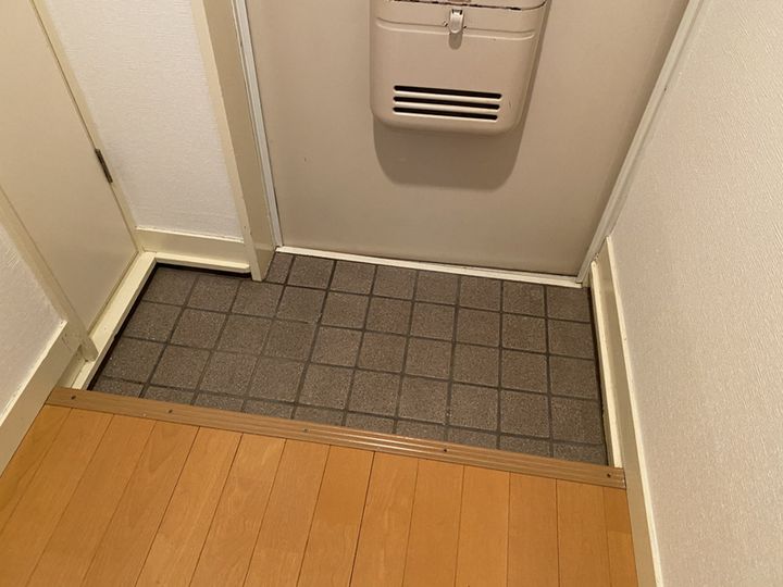ヨーロピアン4番館204の玄関