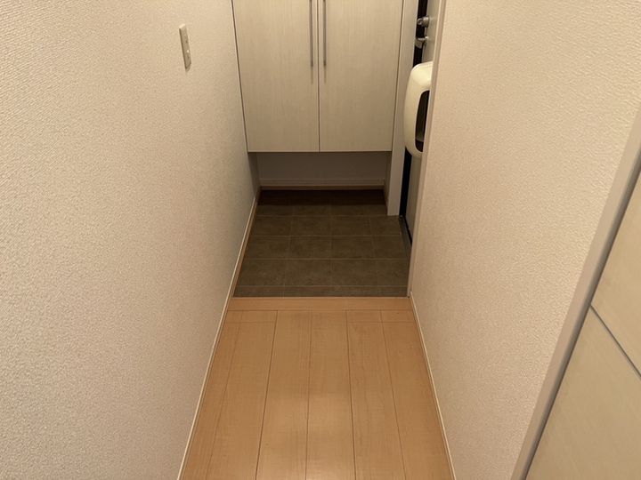 グランモア航A棟の玄関