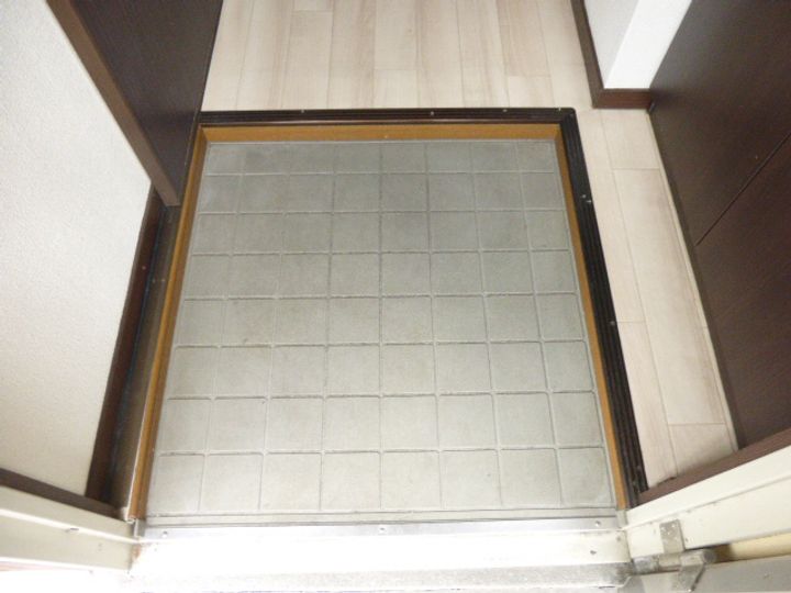 シティ青山105の玄関