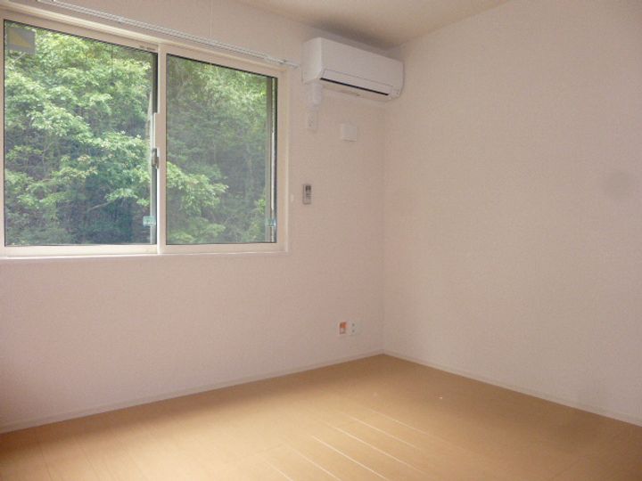 ファミーユ三木201の居間