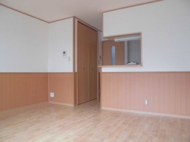 丸萬二番館205の居間