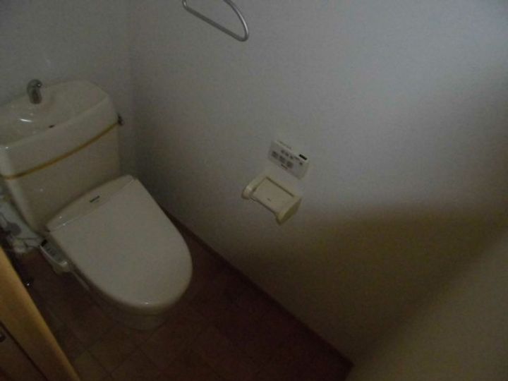 丸萬二番館205の内装