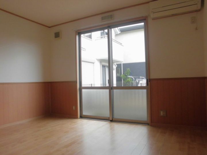 丸萬二番館205の内装