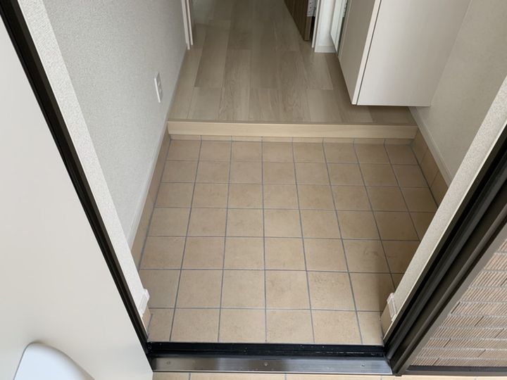 ヴィラドゥグレーヌ梅ケ谷 D棟の玄関