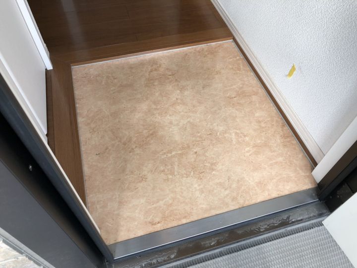 ラフレシールA棟の玄関