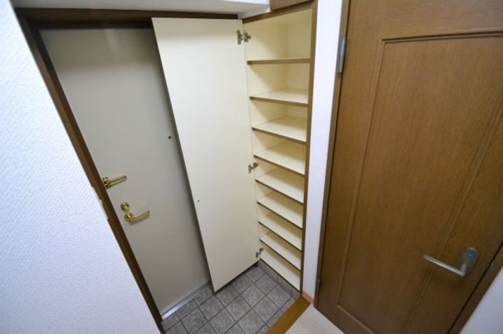 テレ・アビーテ神戸の玄関