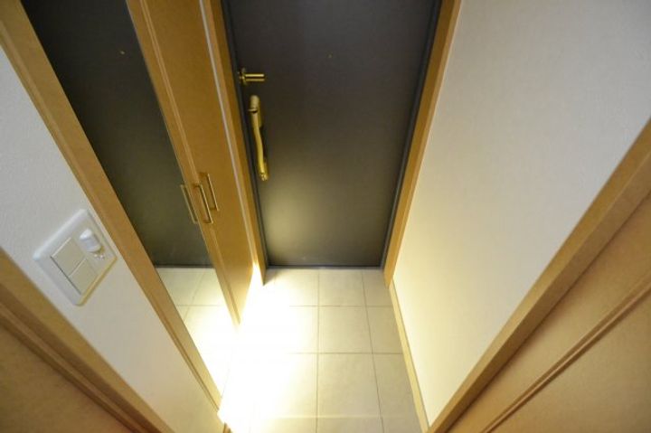 ロイヤルヒル神戸三ノ宮2の玄関