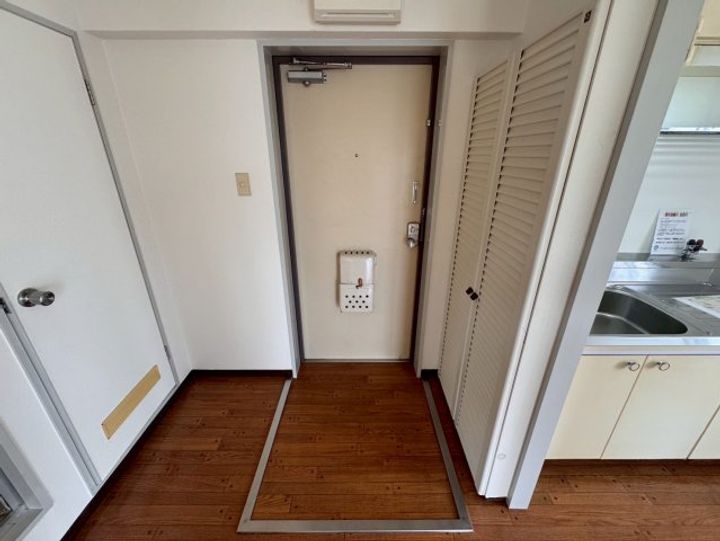 ドルフ西岡本の玄関