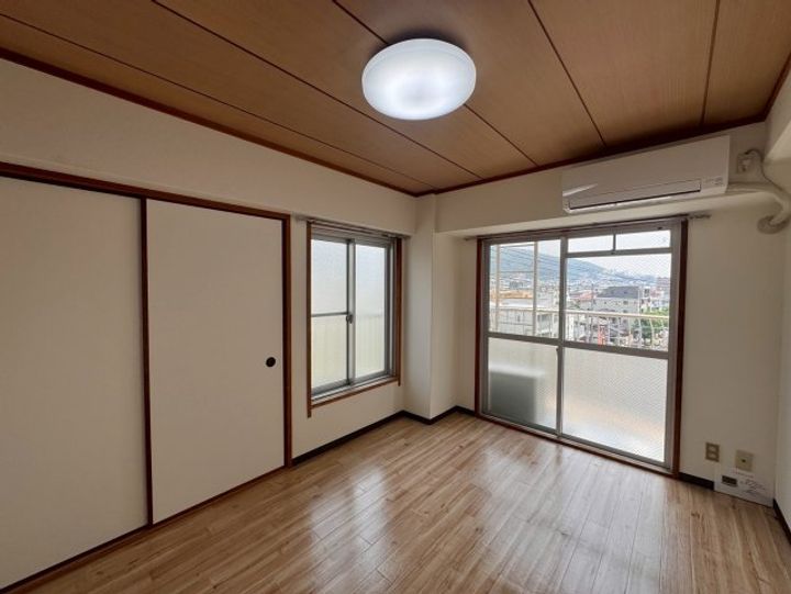 ドルフ西岡本の居間