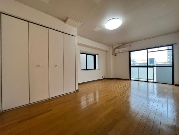 上山マンションの居間