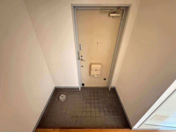 ハイム屋敷本の玄関