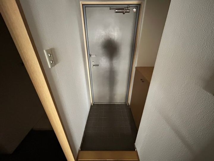 アミーグランコート三宮の玄関