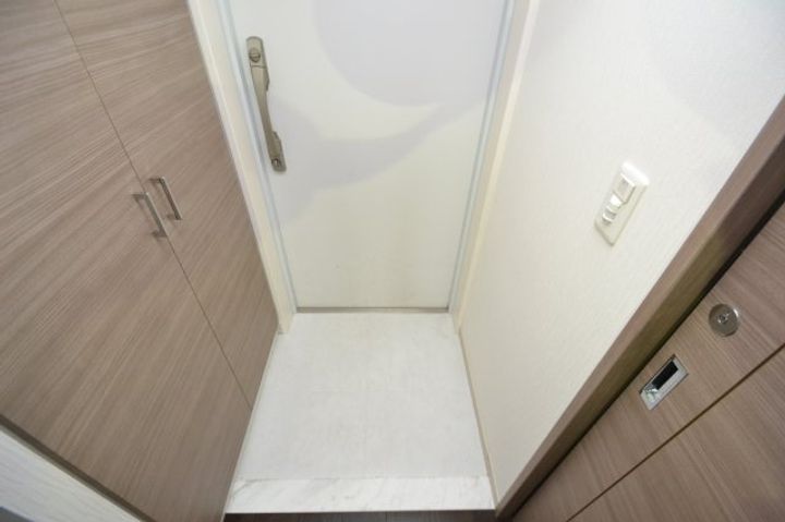 コスモリード神戸三宮の玄関