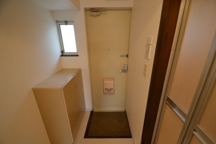 クイーンズコート西灘の玄関