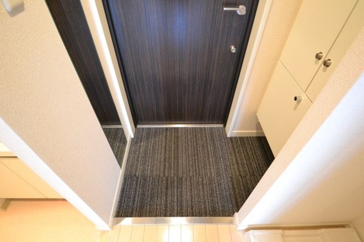レジディア神戸元町の玄関